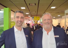 Van der Knaap Group: Karel de Bruijn en Ron van der Knaap. Hun bioreactor is inmiddels Skal gecertificeerd. Dus .... er komt biologische mest op de markt in West-Europa!